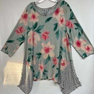 Honeyme Curvy Floral & Striped Sharkbite Tunic
Beach ballerina, Flowy and floral
